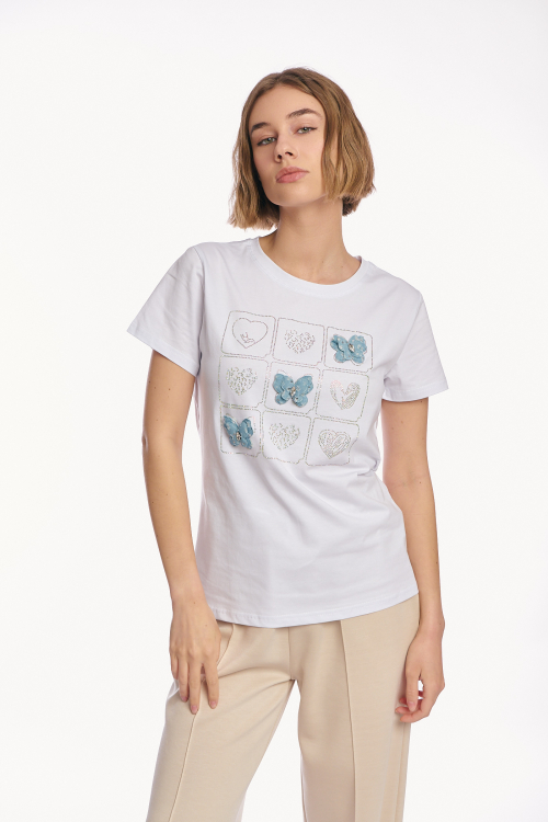 Γυναικείο Λευκό T-shirt με Κεντημένα Πλαίσια, Τρισδιάστατες Γαλάζιες Πεταλούδες και Σχέδια Καρδιές με Στρας-4467B